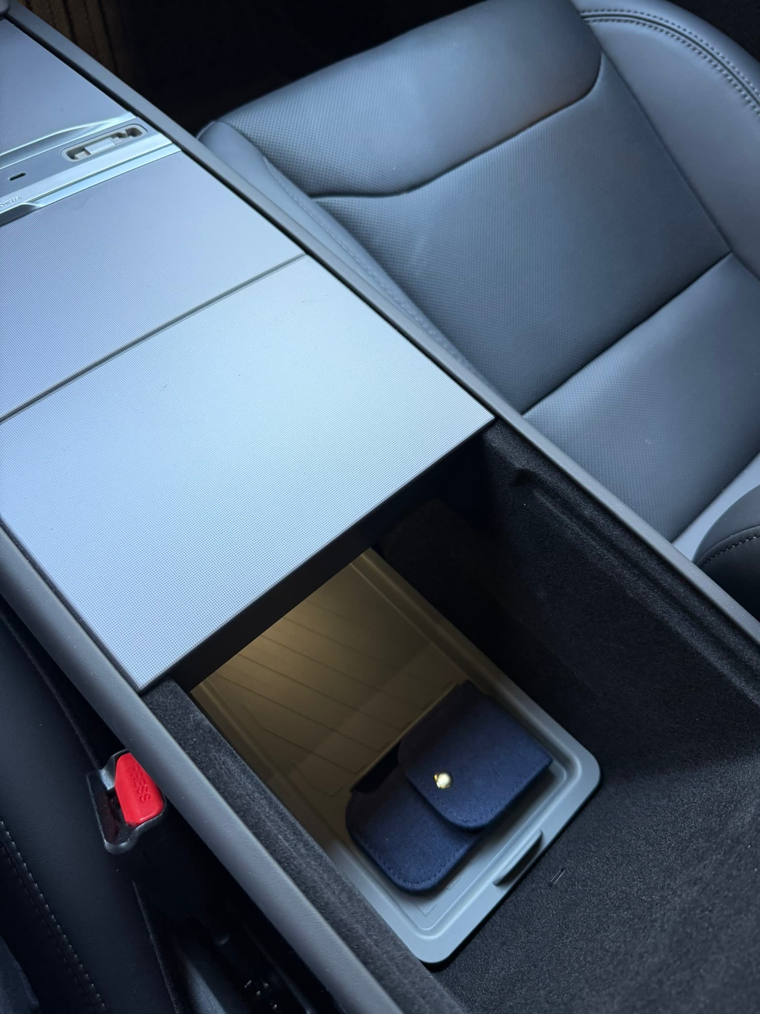 Bac de rangement Jowua glissé sous le couvercle coulissant de la console de ma Tesla Model Y Juniper