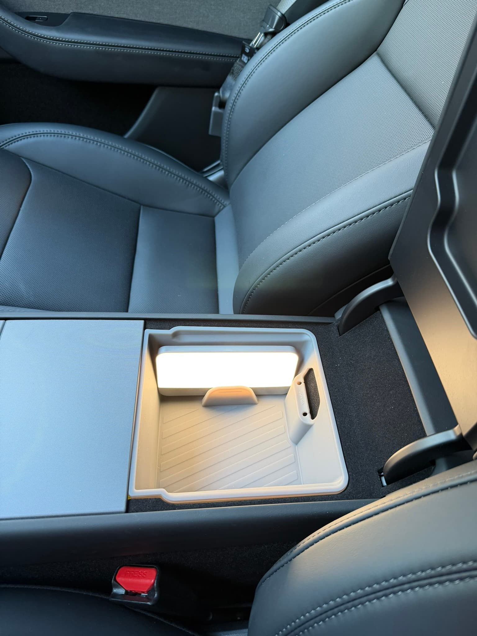 Lampe LED MagSafe Jowua allumée dans le bac d'accoudoir de ma Tesla Model Y Juniper