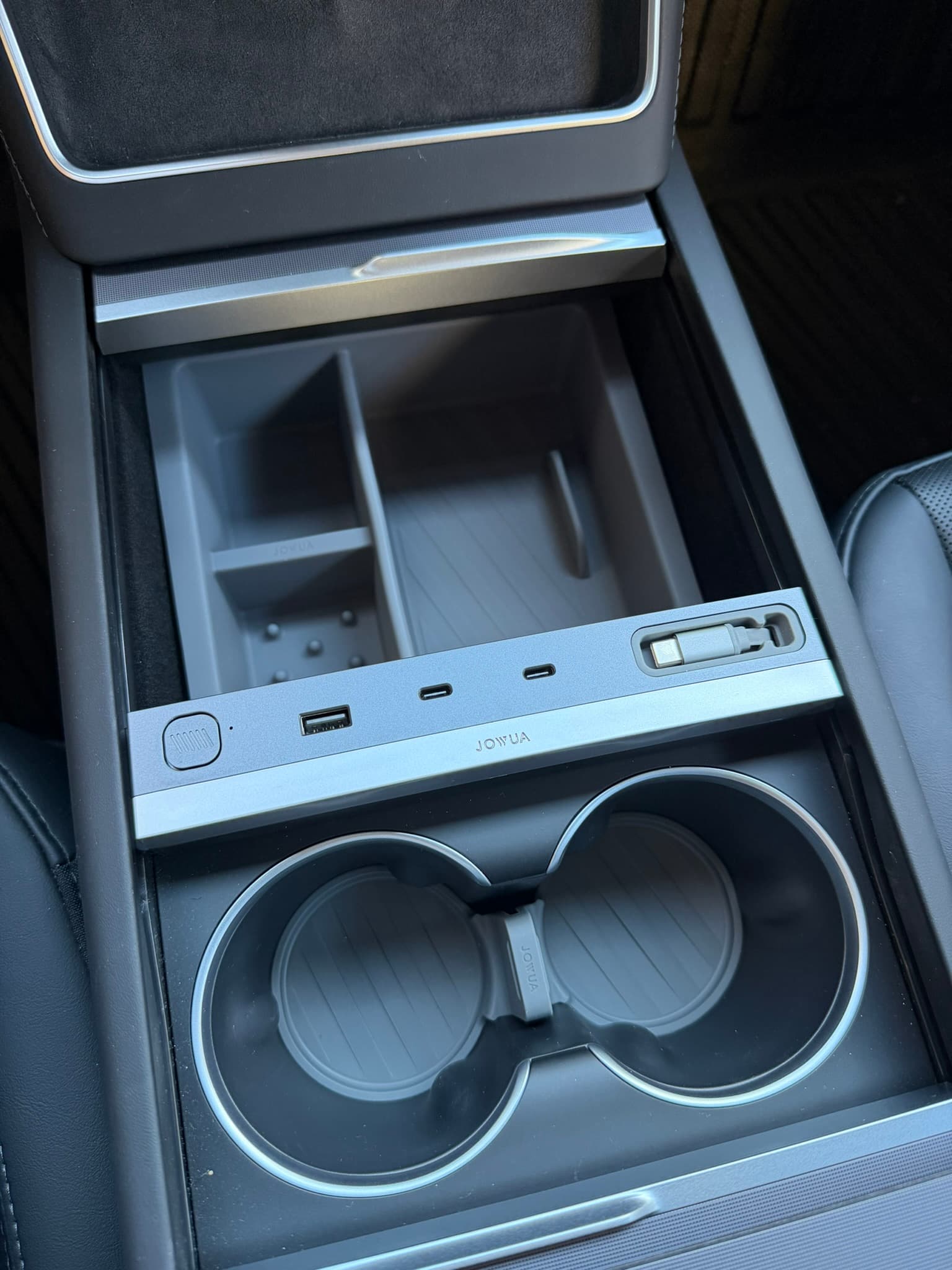 Organiseur de console centrale Jowua à compartiments, hub 130 W et sous-verres dans les porte-gobelets de ma Tesla Model Y Juniper