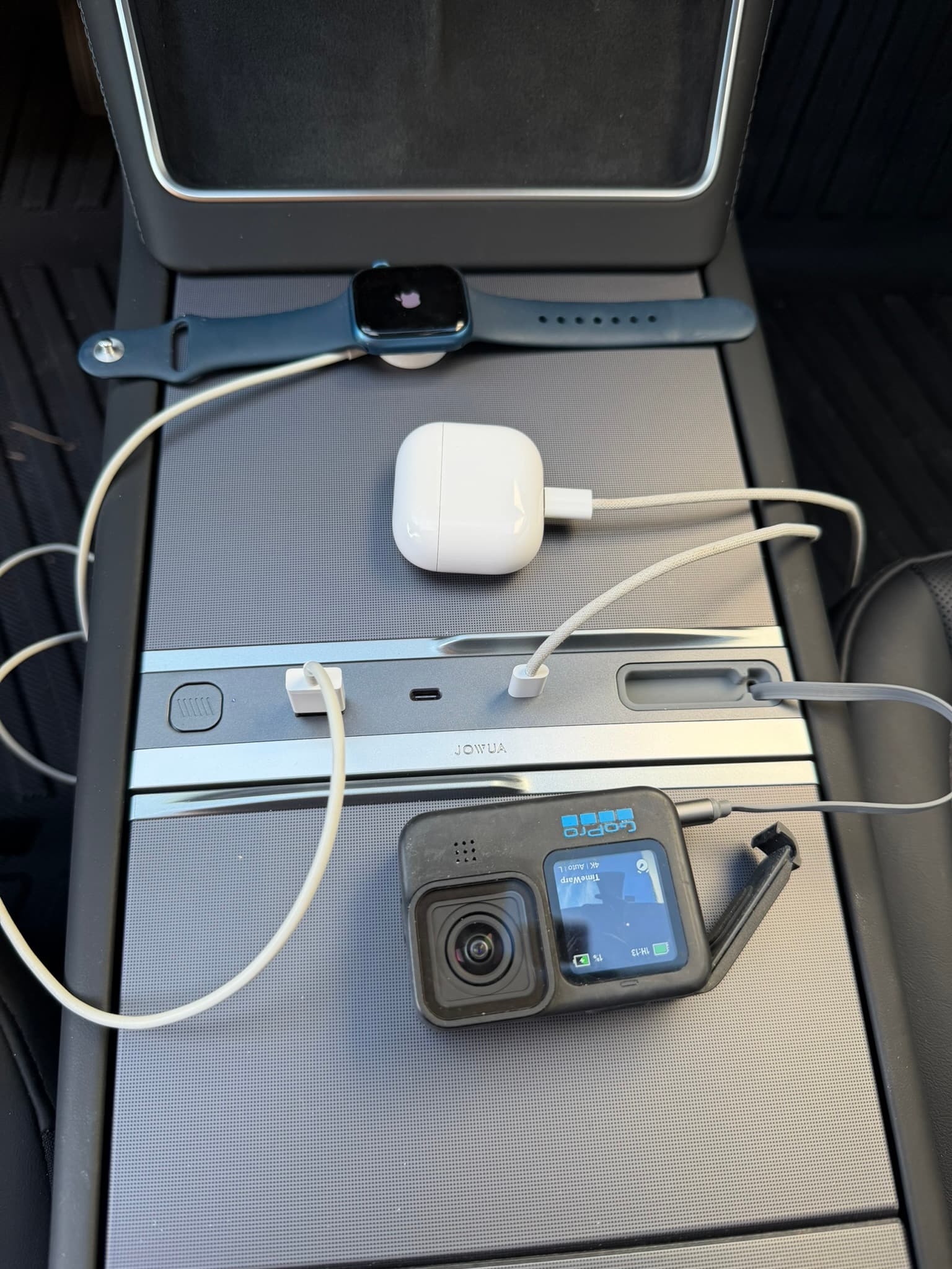 Hub 130 W Jowua alimentant une Apple Watch, un boîtier AirPods et une GoPro en même temps dans ma Tesla Model Y Juniper