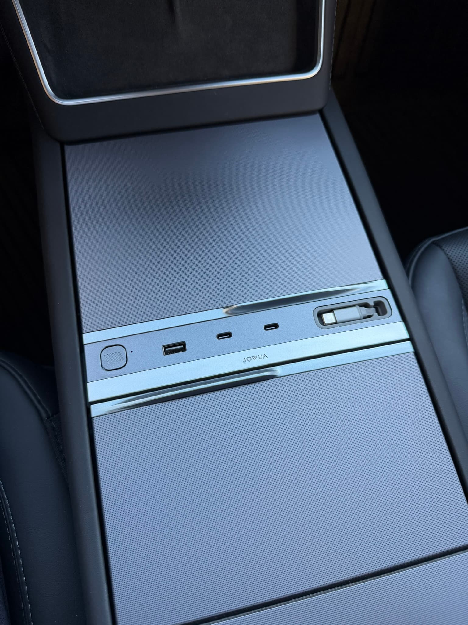 Gros plan du hub 130 W Jowua dans la console de ma Tesla Model Y Juniper : port USB-A, deux USB-C et câble rétractable