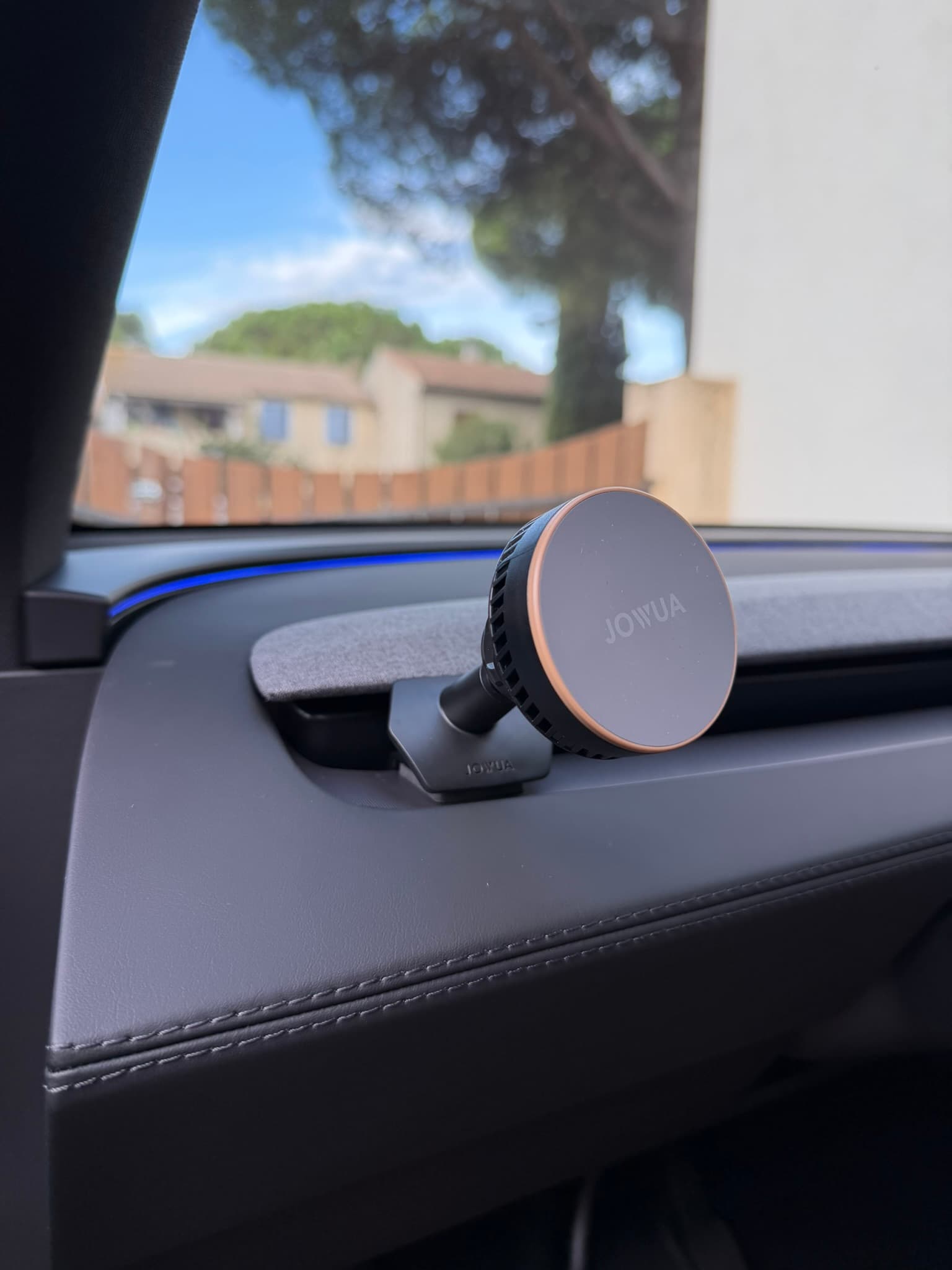 Support MagSafe ventilé Jowua clipsé sur la bouche d'aération de ma Tesla Model Y Juniper