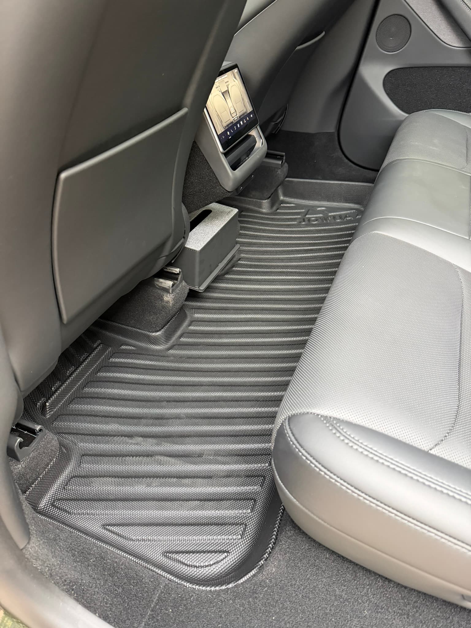 Tapis de sol Jowua à l'arrière de ma Tesla Model Y Juniper
