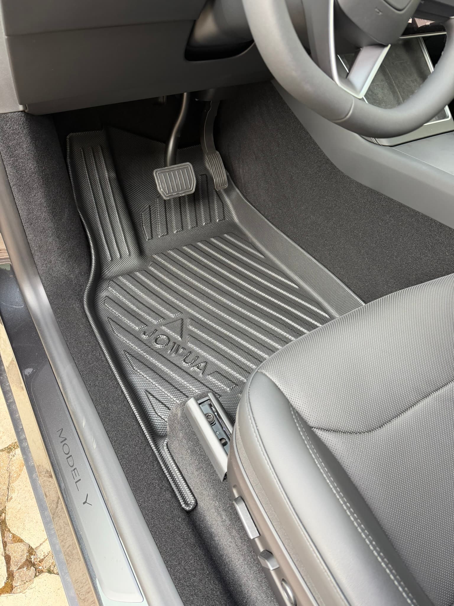 Tapis de sol Jowua côté conducteur installé dans ma Tesla Model Y Juniper