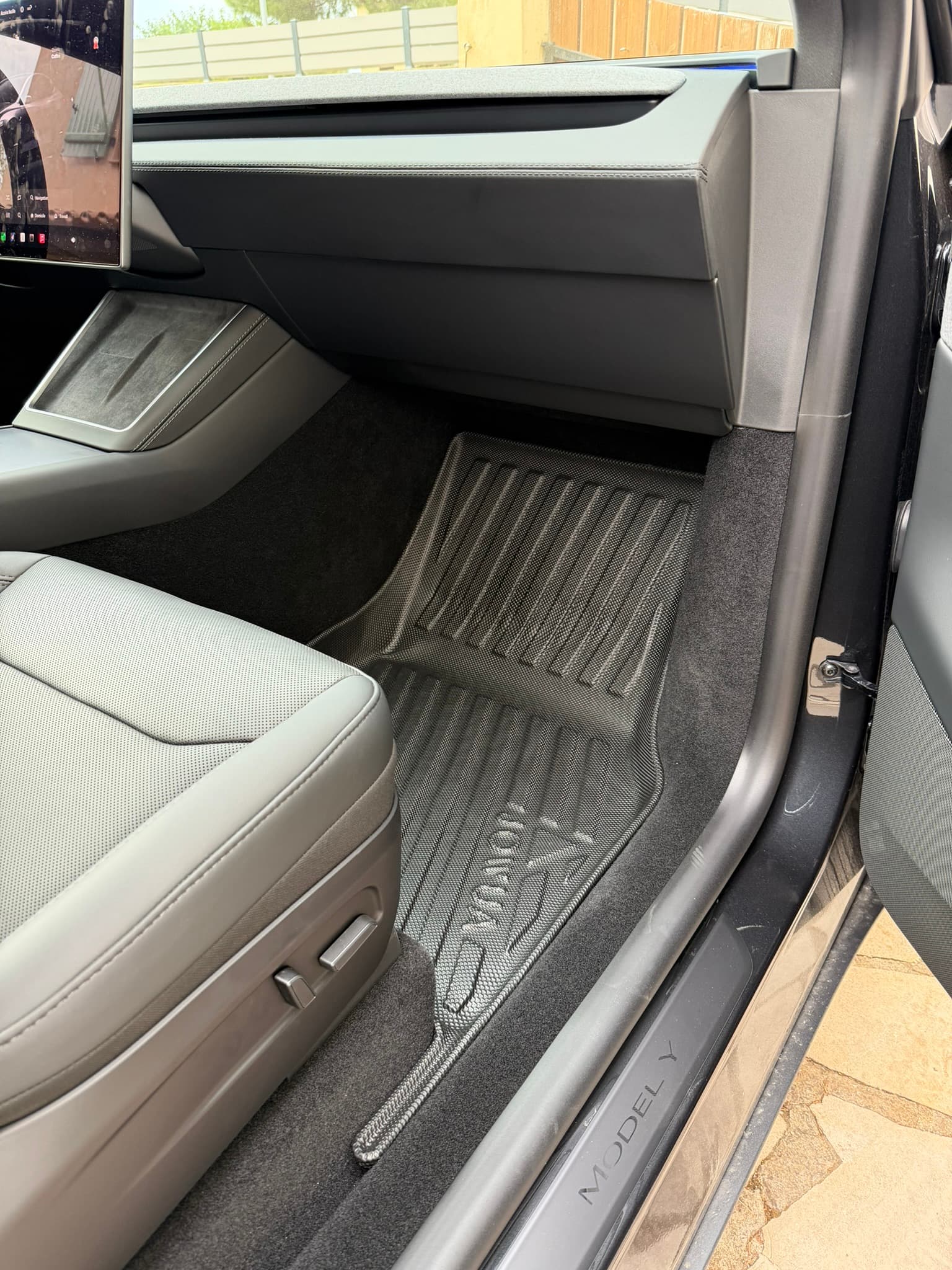 Tapis de sol Jowua côté passager avant dans ma Tesla Model Y Juniper